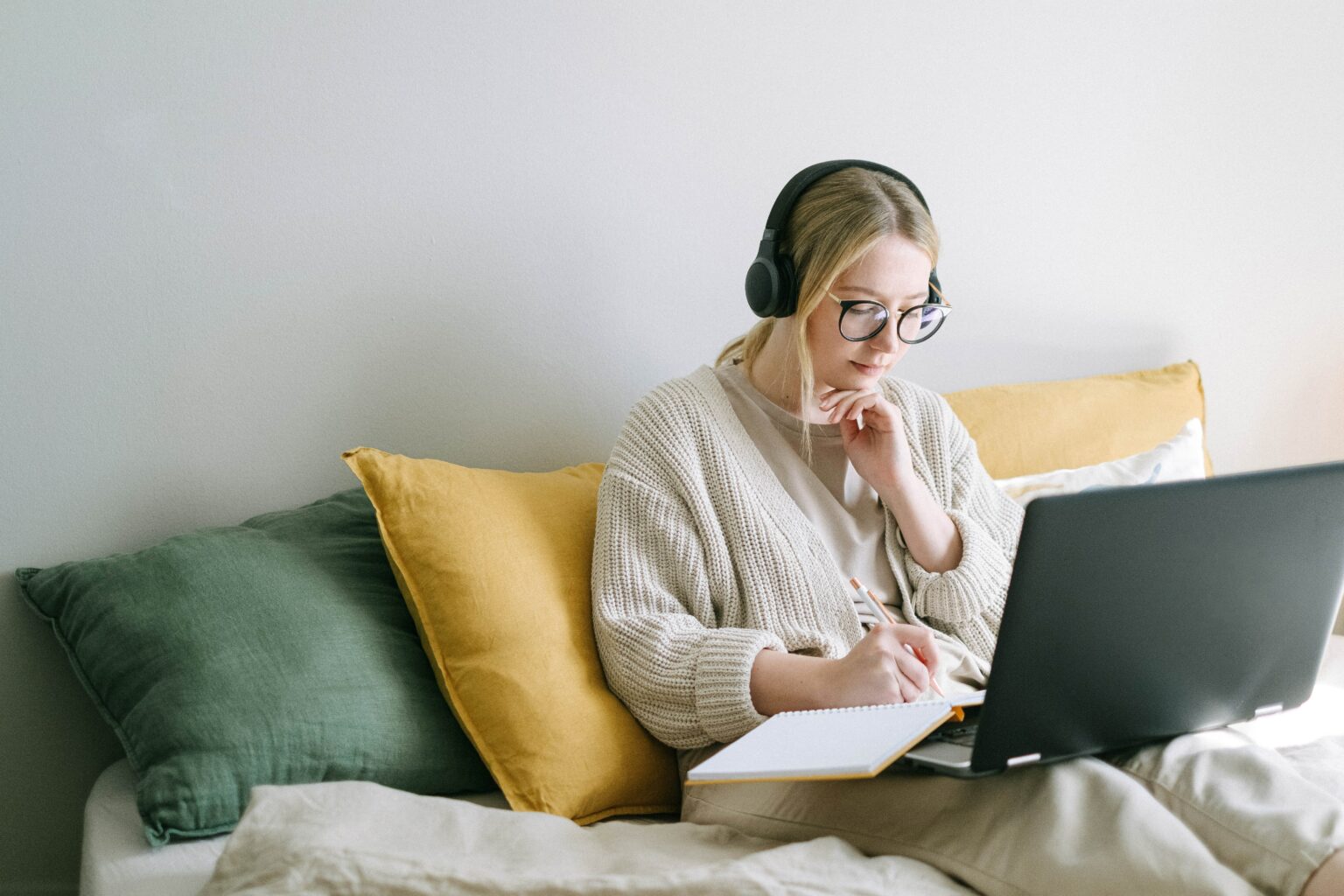 femme sur un canapé avec ordinateur sur les genoux