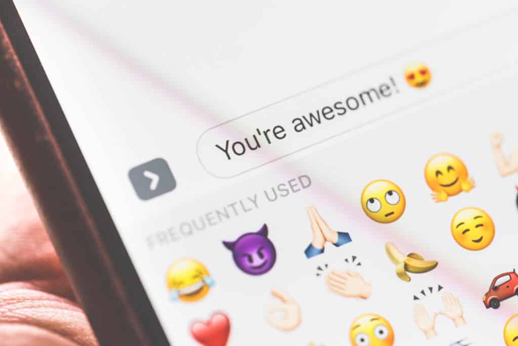écran de smartphone qui envoie un message "you're awesome" suivi d'un emoji coeur