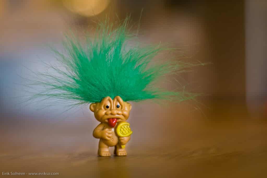 image d'un troll, petit personnage aux cheveux verts ébouriffés