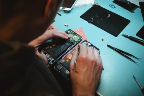 téléphone ouvert en train d'être réparé
